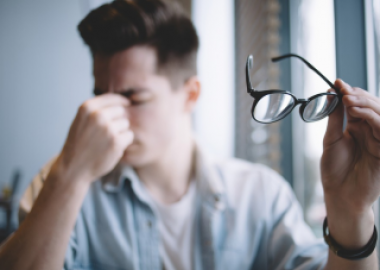 MẮT PHẢI CẬN 5/10 CÓ PHẢI THAM GIA NGHĨA VỤ QUÂN SỰ KHÔNG? 