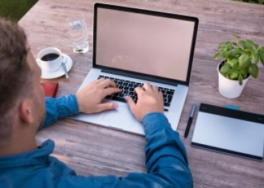 VẪN LÀM VIỆC KHI HẾT HẠN HỢP ĐỒNG LAO ĐỘNG, NHỮNG ĐIỀU NGƯỜI LAO ĐỘNG NÊN  LƯU Ý?